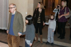 Woody Allen s dcerou vyhlíží netrpělivě prezidenta Václava Klause. Woody Allen s dcerou vyhlíží netrpělivě prezidenta Václava Klause.
