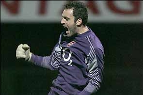 Španělský brankář Arsenalu Manuel Almunia.
