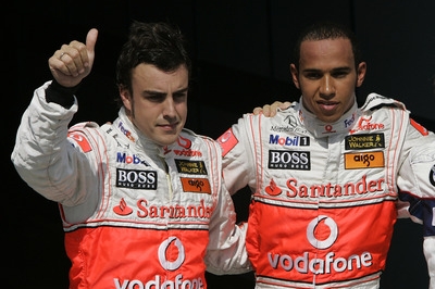 Přátelství pro fotografy. Fernando Alonso (vlevo) a Lewis Hamilton