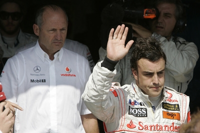Fernando Alonso těsně po kvalifikaci. To měl ještě šéf McLarenu Ronn Dennis (vlevo) důvod ke spokojenosti