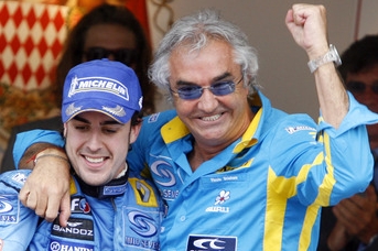 Fernando Alonso (vlevo) a šéf stáje Flavio Briatore. 
