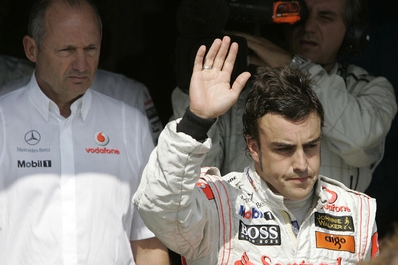 Fernando Alonso (vpravo), za ním šéf stáje McLaren Ron Dennis Fernando Alonso (vpravo), za ním šéf stáje McLaren Ron Dennis
