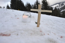 Místo tagického střetu označuje provizorní křížek.