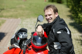 Vášnivý sportovec Althaus na motorce.