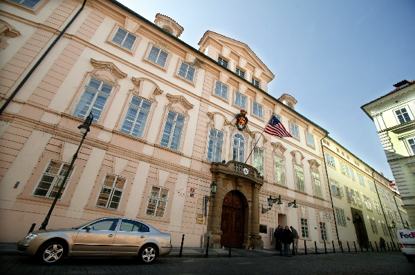 Odborníci provádějí rozbor prášku, který přišel v dopise na ambasádu.