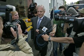 Šéf vyšetřovatelů Franz Polzer ve stálém obležení reportérů.