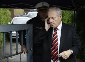 Vrchní vyšetřovatel Franz Polzer u &quot;domu hrůzy&quot;.