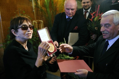Věra Chytilová převzala zlatou medaili AMU. Věra Chytilová převzala zlatou medaili AMU.