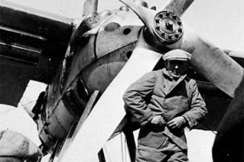 Amundsen před letadlem Latham, se kter&yacute;m v červnu 1928 zmizel.