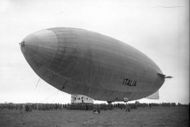 Amundsen zmizel při p&iacute;tr&iacute;n&iacute; po trosečn&iacute;c&iacute;ch ze vzducholodi Italia.