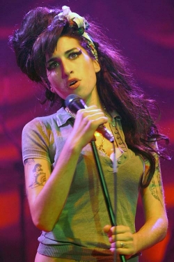 Zpěvačka Amy Winehouse se chyst&aacute; nazp&iacute;vat &uacute;středn&iacute; p&iacute;seň k Bondovi.