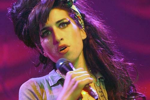 Zpěvačka Amy Winehouse se chystá nazpívat ústřední píseň k Bondovi. Zpěvačka Amy Winehouse se chystá nazpívat ústřední píseň k Bondovi.