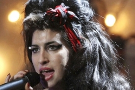 Zpěvačka Amy Winehouse je proslul&aacute; skand&aacute;ly.