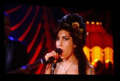 Amy Winehouseová vystoupila na Grammy přes satelit z Londýna.
