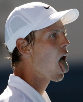 Tomáš Berdych v zápase s Rogerem Federerem.