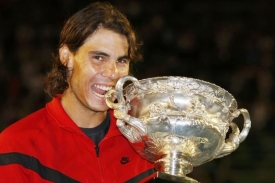 Rafael Nadal s trofejí pro vítěze Australian Open.