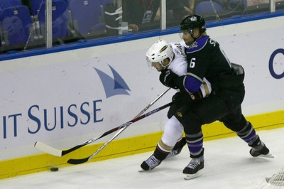 Andy McDonald (vlevo, Anaheim), Brad Stuart (vpravo LA)