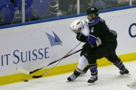 Andy McDonald (vlevo, Anaheim), Brad Stuart (vpravo LA)