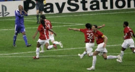 Anelka neproměnil penaltu, hráči Manchesteru začínají slavit.