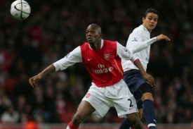 Abou Diaby z Arsenalu (vlevo) v boji s Jermainem Jenasem