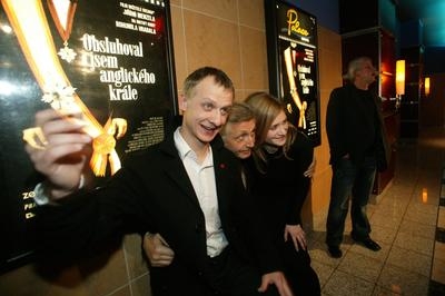 Jiří Menzel s herci před premiérou filmu Obsluhoval jsem anglického krále Jiří Menzel s herci před premiérou filmu Obsluhoval jsem anglického krále