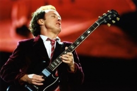 Malcolm Angus Young při vystoupení AC/DC na Strahově.