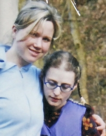 Kl&aacute;ra Mauerov&aacute; (vlevo) a třin&aacute;ctilet&aacute; Anička (Barbora &Scaron;krlov&aacute;).