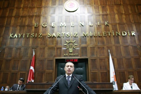 Premiér a šéf AKP Erdogan si nové místo hledat nemusí. 