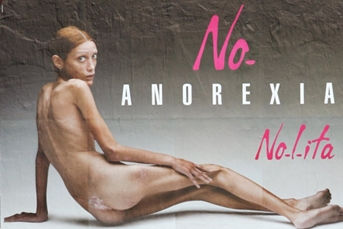 Šokující billboard proti anorexii se objevil na Týdnu módy v Miláně.
