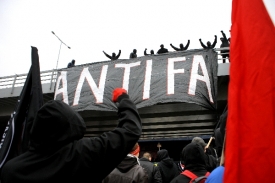 Levicoví radikálové protestují v Praze na Těšnově.
