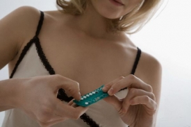 Hormonální antikoncepci možná dostaneme bez předpisu. Hormonální antikoncepci možná dostaneme bez předpisu.