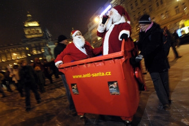 Santa Claus byl vhozen do popelnice.