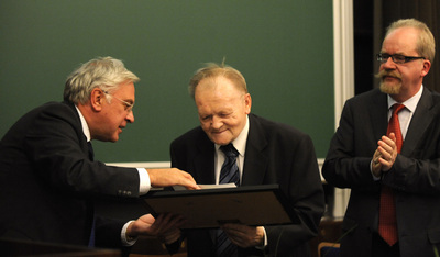 Profesor Jim Thomas uděluje Antonínu Holému čestnou profesuru.