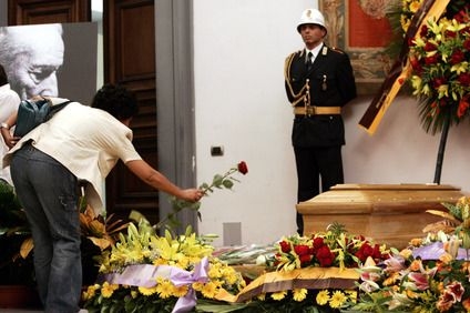 Lidé se s Antonionim přišli rozloučit již ve středu se na radnici v Římě