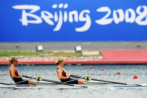 Veslařky Jitka Antošová (vlevo) a Gabriela Vařeková.