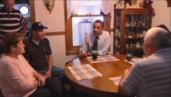 Obama v americk&eacute; dom&aacute;cnosti v půlhodinov&eacute;m spotu.