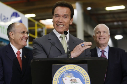 Arnold Schwarzenegger je stále oblíbený a může republikánům pomoci.