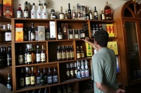 Do Bagd&aacute;du se pomalu vrac&iacute; vět&scaron;inou muslimů odm&iacute;tan&yacute; požitek: alkohol.