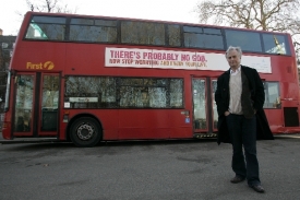 Ateisté odpovídají na nápisy křesťanů. Bůh asi neexistuje.