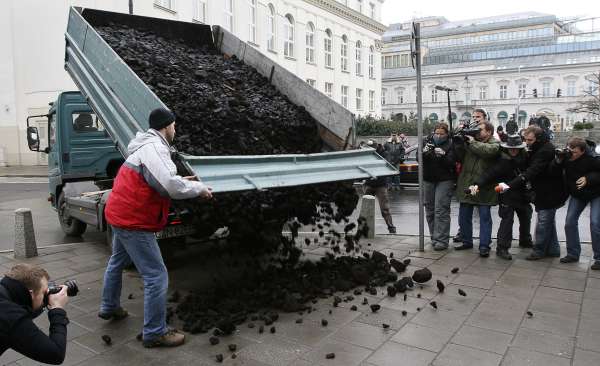 Grínpísáci vysypali před jednacím sálem hnědé uhlí jako protest. 