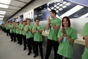 S iPhonem může šéf Applu Steve Jobs poskytovat i mobilní služby