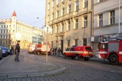 Kvůli ohni odklonili policisté tramvaje.