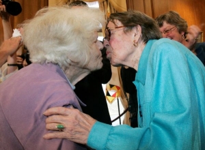 Konečně svoje: Del Martinová (l) a Phyllis Lyonová. Po 56 letech.