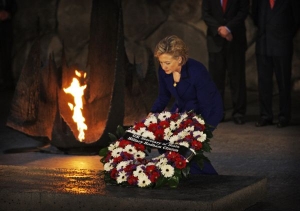 Clintonov&aacute; položila věnec u pam&aacute;tn&iacute;ku obětem holocaustu Jad Va&scaron;em.