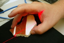Laser zjistí přesné rozměry každého z úlomků.