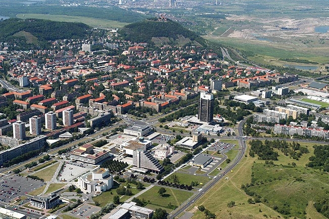 Most z ptačí perspektivy.