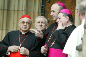 Církevní hodnostáři během inaugurace prezidenta před chrámem sv. Víta.