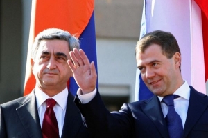 Arm&eacute;nsk&yacute; prezident Sarkisian s rusk&yacute;m protěj&scaron;kem Medveděvem.