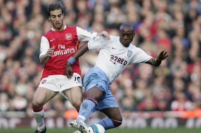 Flamini z Arsenalu (vlevo) v souboji s Reo-Cokerem z Aston Villy.