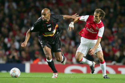 Fotbalista Arsenalu Mathieu Flamini (vpravo) s Fredericem Kanoutem. 